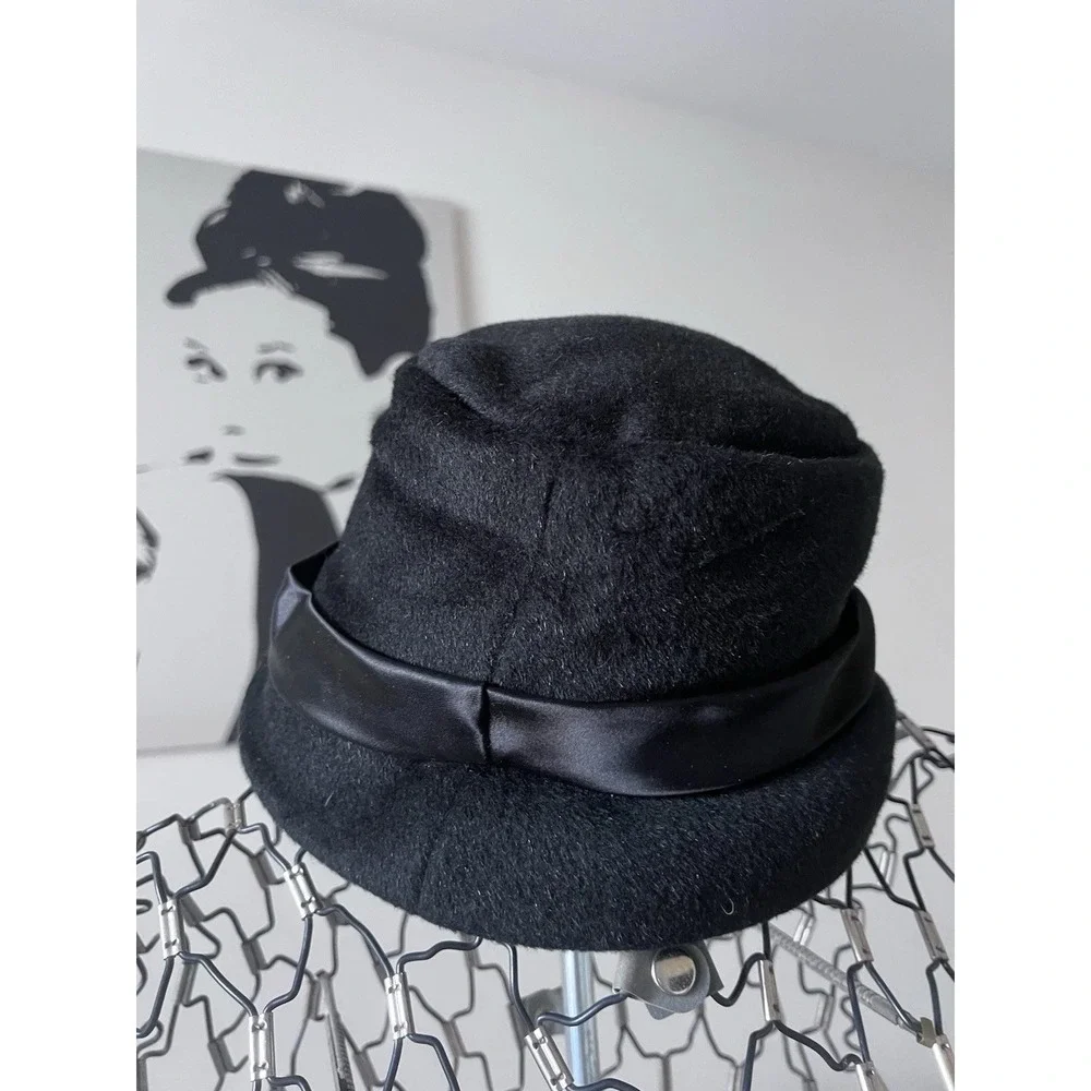 Vintage Black Felt Cloche‎ Hat with Satin Ribbon Band Elegant Mid-Century Style